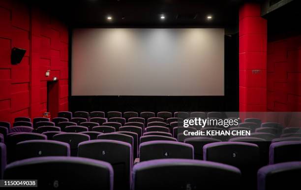 empty cinema with empty seats - industria cinematográfica fotografías e imágenes de stock