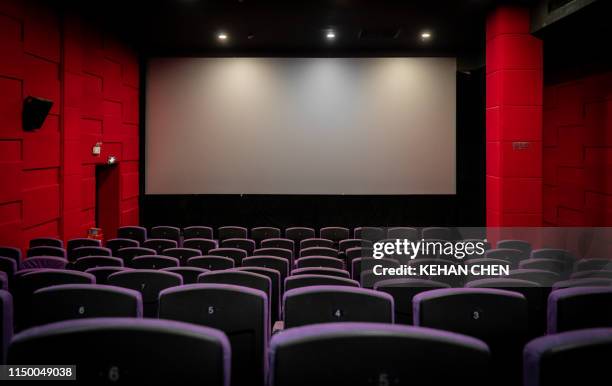 empty cinema with empty seats - filmscreening stockfoto's en -beelden