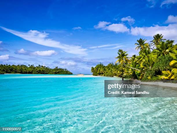 clear blue turquoise waters of lagoon and white sandy beach - rarotonga fotografías e imágenes de stock