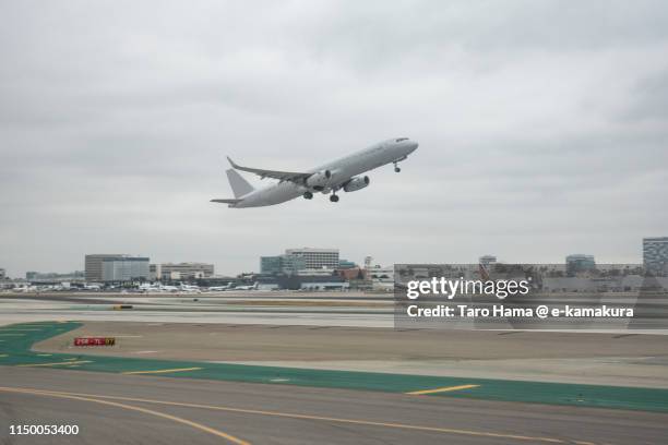 the airplane taking off los angeles international airport (lax) in california - aeroporto internacional de los angeles imagens e fotografias de stock