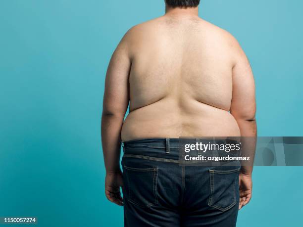 hombre joven con sobrepeso - pot belly fotografías e imágenes de stock