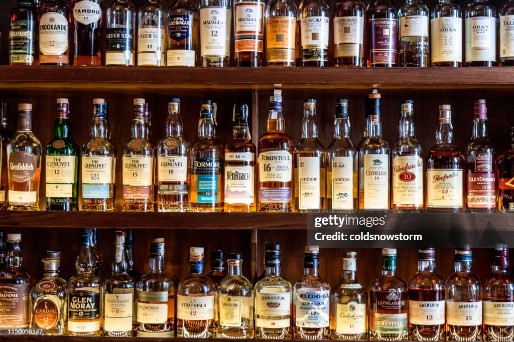 Ampia selezione di whisky di malto scozzese al bar