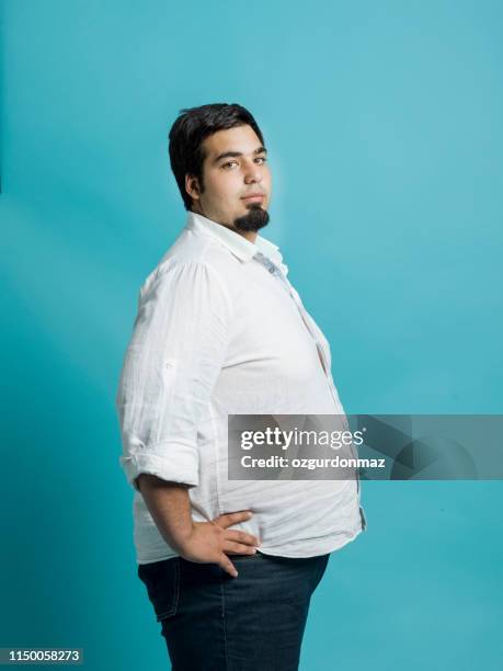 hombre joven con sobrepeso - barrigón fotografías e imágenes de stock