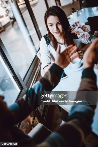 ehepaar hat eine diskussion in kaffeebar - hipster coffee shop candid stock-fotos und bilder