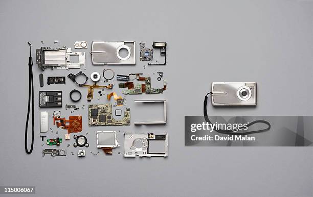 compact camera components & assembled camera - dismantling stock-fotos und bilder