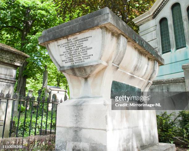 tomb of french author jean de la fontaine in paris - jean de la fontaine stock pictures, royalty-free photos & images