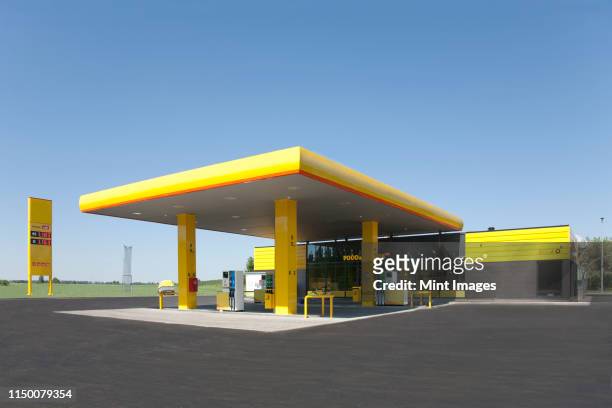 gas station - station stock-fotos und bilder