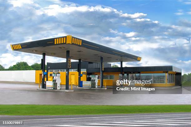 estonian gas station - station stock-fotos und bilder