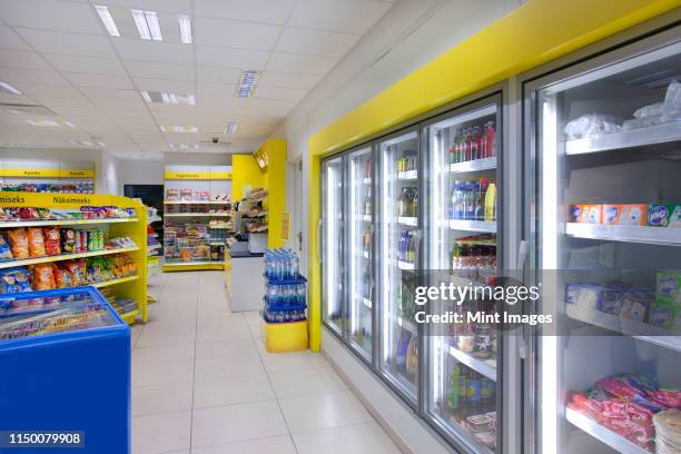 gas station shop - station-service photos et images de collection