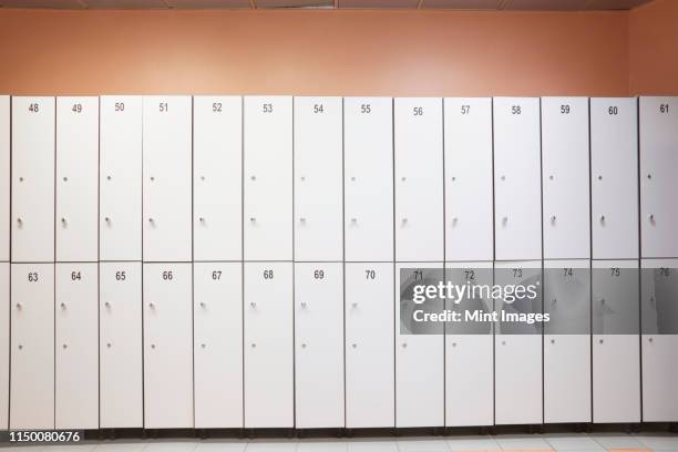 lockers - vestiaires casier sport photos et images de collection