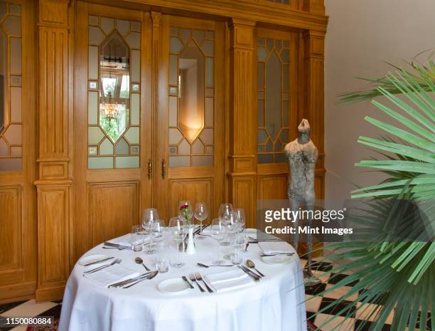 elegant dining setup - expensive statue stockfoto's en -beelden