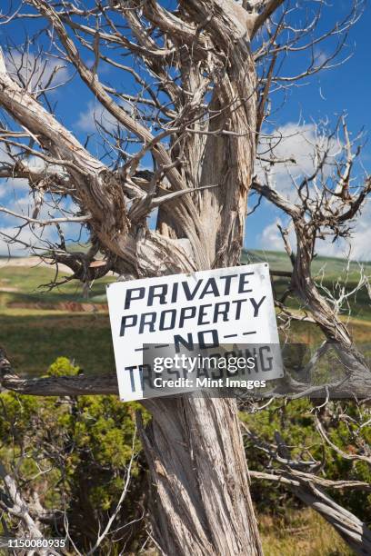 no trespassing sign - private property stock pictures, royalty-free photos & images