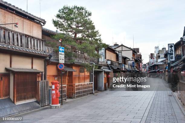 gion street view - retail place stock pictures, royalty-free photos & images