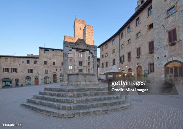 the piazza della cisterna - san gimignano stock pictures, royalty-free photos & images