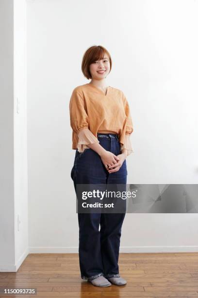 retrato de mujer sonriendo - encuadre de cuerpo entero fotografías e imágenes de stock