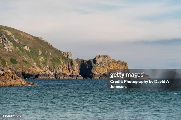 headland at petit bot-guernsey - meerkanal stock-fotos und bilder