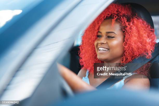 afrikanische modefrau fährt mit dem auto - girls driving a car stock-fotos und bilder