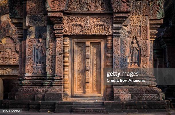 beautiful stone carving of banteay srei temple the most beautiful pink sandstone temple in siem reap, cambodia. - banteay srei stock-fotos und bilder