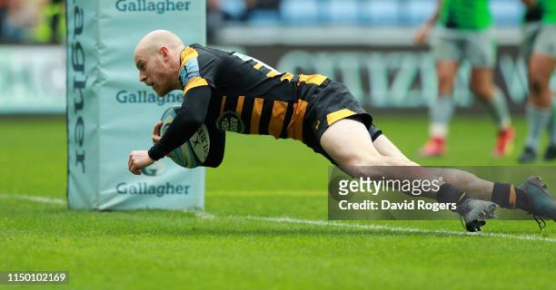 Joe Simpson of Wasps dives over for their second try during the Gallagher Premiership Rugby match between Wasps and Harlequins at the Ricoh Arena on...
