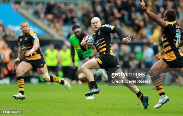 Joe Simpson of Wasps breaks clear to score his second try during the Gallagher Premiership Rugby match between Wasps and Harlequins at the Ricoh...