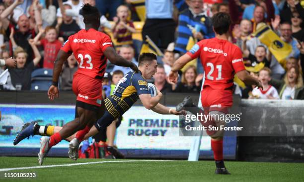 Warriors wing Josh Adams scores his try during the Gallagher Premiership Rugby match between Worcester Warriors and Saracens at Sixways Stadium on...
