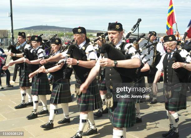 kirkwall pipe band, marscherar på parad - orkney islands bildbanksfoton och bilder