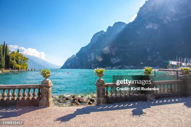 riva del garda in summer on a sunny afternoon - lago di garda - fotografias e filmes do acervo