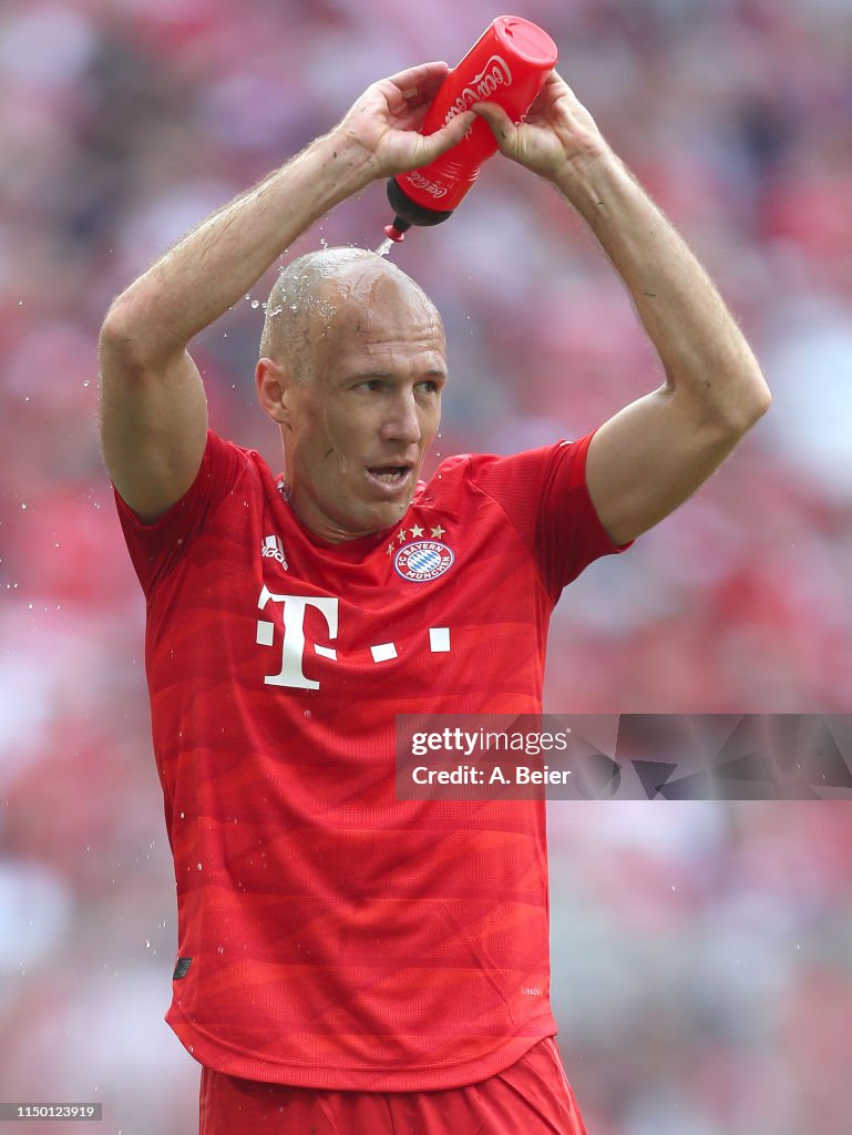 Robben Rau Arjen Robben of FC Bayern cools his head with water after he scored a ...