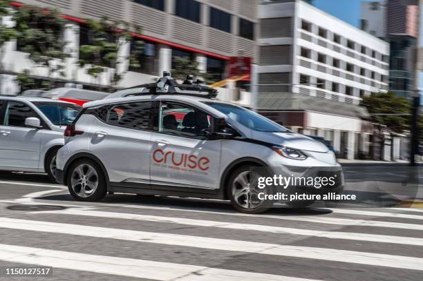 May 2019, US, San Francisco: A self-propelled car of the General Motors company Cruise is on a test drive in downtown San Francisco. Photo: Andrej...