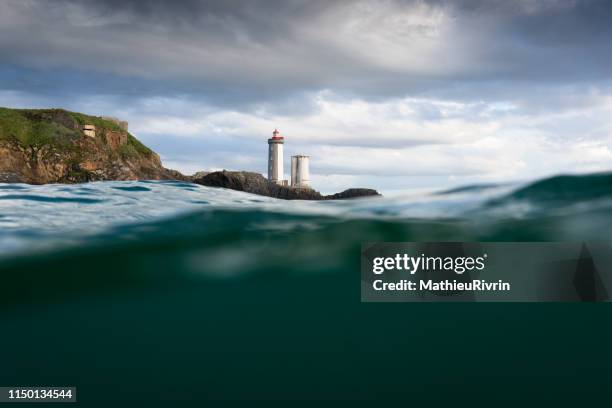 vue sous l'eau du phare du petit minou dans les eaux de la rade de brest - finistere stock pictures, royalty-free photos & images