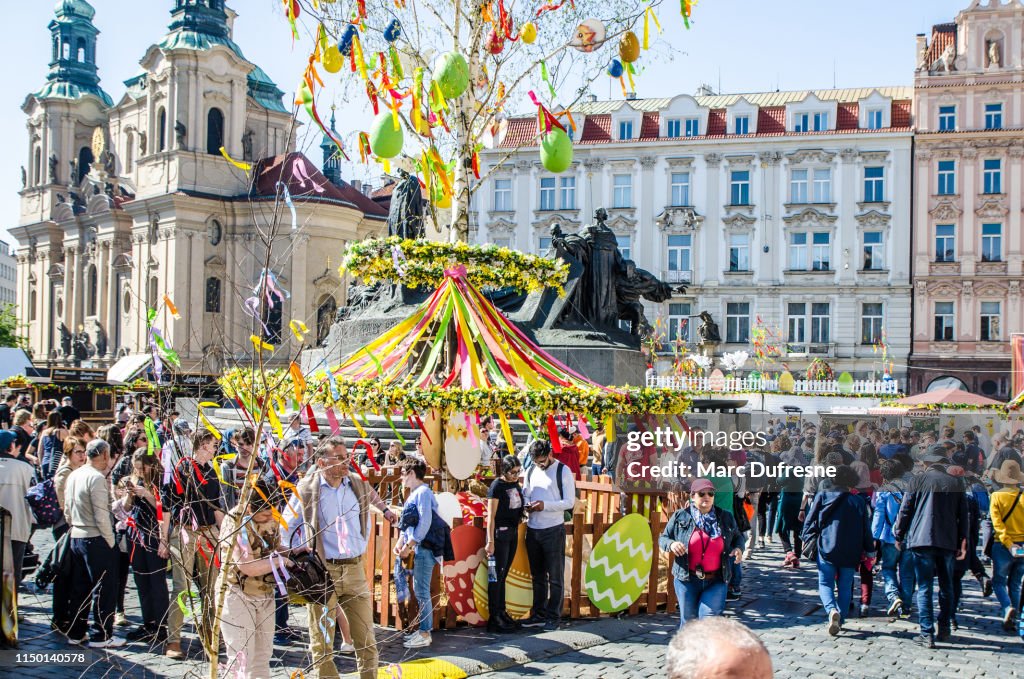 Foule à la place de la vieille ville de Prague