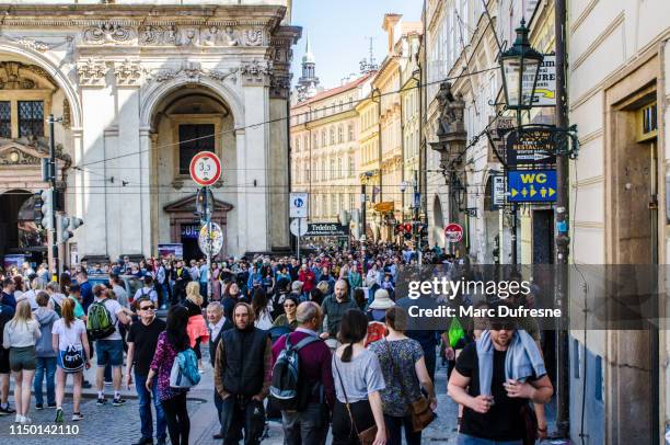 strada affollata nel centro di praga - cultura ceca foto e immagini stock