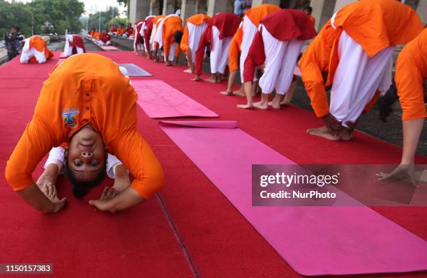 Sri Lankans perform yoga on International Yoga Day at the Independence square in Colombo, Sri Lanka June 15, 2019