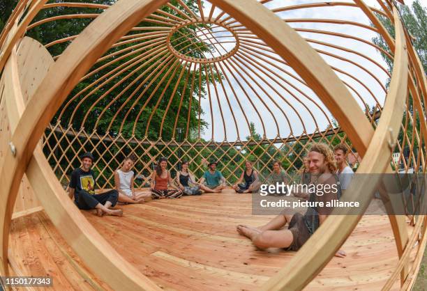 June 2019, Brandenburg, Eberswalde: Under the professional guidance of the yurt builder Angelika Barall , students of the Hochschule für nachhaltige...