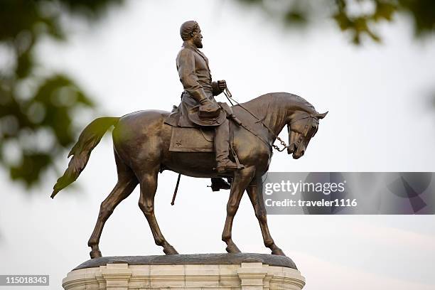 robert e. lee statue on monument avenue, richmond virginia - robert e lee stock pictures, royalty-free photos & images