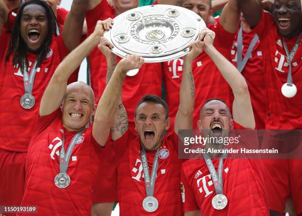 Arjen Robben, Franck Ribery and Rafinha of Bayern Munich lift the trophy following the Bundesliga match between FC Bayern Muenchen and Eintracht...