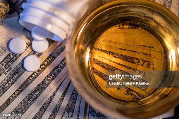 money, alcohol and drugs - food and drug administration photos et images de collection