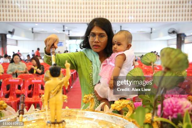 wesak day celebration - boeddha's verjaardag stockfoto's en -beelden