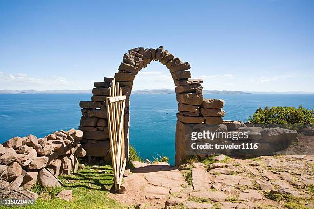 gateway en taquile island el lago titicaca, perú - lago titicaca fotografías e imágenes de stock