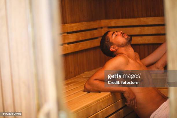 サウナでのんびりしている青年 - sauna ストックフォトと画像