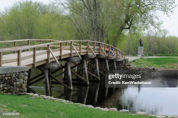 old north bridge - concord massachusetts photos et images de collection