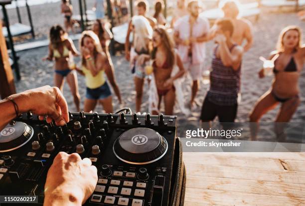 primo posto di un dj che suona musica alla festa in spiaggia. - party sulla spiaggia foto e immagini stock