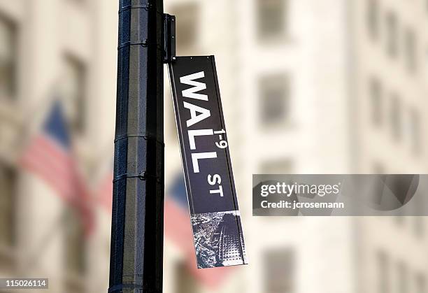 hanging wall street sign - wallstreet stockfoto's en -beelden