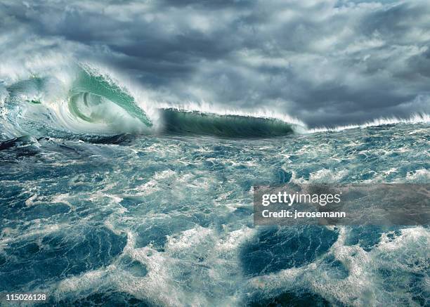 horrores de la fase en ocean y tsunami olas - tsunami fotografías e imágenes de stock