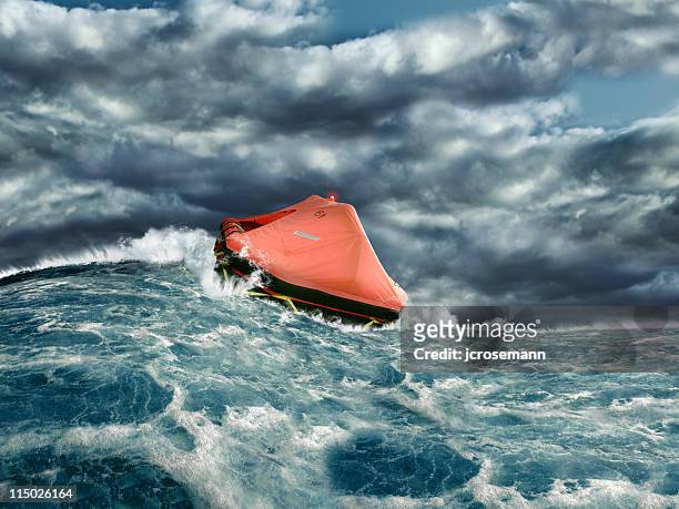 ラフ嵐の海での寿命 - 救命ボート ストックフォトと画像