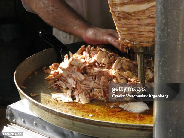 shawarma preparation in central aleppo, syria - shawarma stock-fotos und bilder