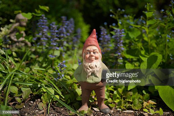 gnome in giardino - gnomo da giardino foto e immagini stock