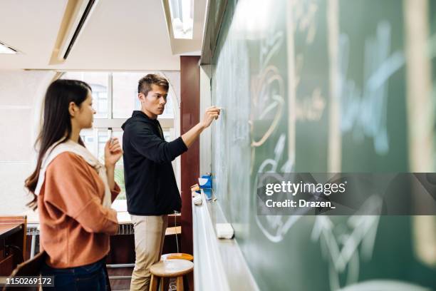 curso de maestría en administración de empresas en asia oriental. - masters degree fotografías e imágenes de stock