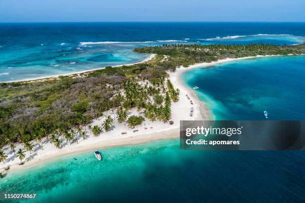 luftaufnahme eines weißen sandkai im karibischen meer mit türkisfarbenem wasser - cay insel stock-fotos und bilder