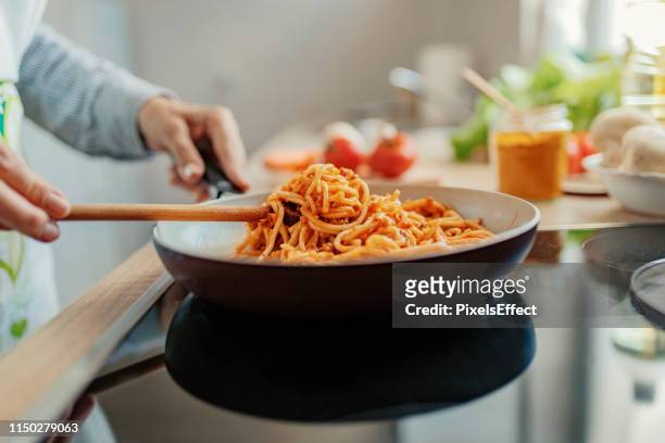 kochen meine lieblingsspeise - one pot pasta stock-fotos und bilder